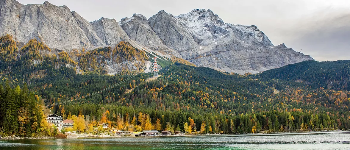 Bild: Zoreslava Marchuk (M.A. Architektur / TUM) <br />
"Das Foto wurde im Herbst 2023 aufgenommen und zeigt die Zugspitze, den höchsten Berg Deutschlands, sowie eines der schönsten Naturwunder des Landes – den Eibsee. Die Zugspitze ist, meiner Meinung nach, eines der wichtigsten inoffiziellen Symbole Deutschlands, das jeder kennenlernt, der anfängt, die deutsche Sprache und Kultur zu lernen. Es ist auch ein sehr wichtiger Ort für Bayern. Selbst bei schönem Wetter ist es möglich, den Berg von der Terrasse am Hauptgelände der TUM zu sehen."