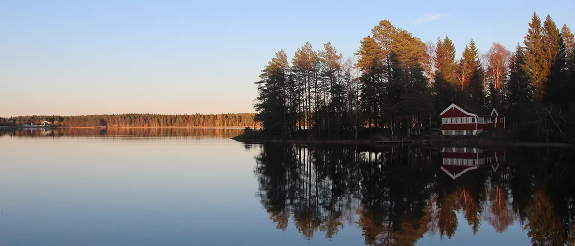 Image: Mara Niebling (M.Sc. Electrical Engineering and Information Technology / TUM)<br />
"The picture was taken in the fall of 2020, during my semester abroad in Umeå. It shows the house by the lake "Nydalasjön", where I often met up with other students around the campfire in the evenings. I also loved jogging around the lake."