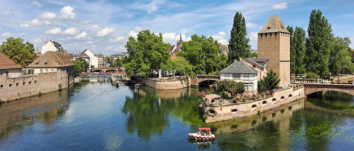 Bild: Zoreslava Marchuk  (M.A. Architektur / TUM)<br />
"Straßburg: Ein farbenfrohes Mosaik deutsch-französischer Kultur.  Das Foto wurde im Sommer 2022 aufgenommen und zeigt die Kanäle von Strasbourg, der Hauptstadt des Elsass, die an der Grenze zwischen Frankreich und Deutschland liegt. Die Besonderheit dieser Stadt liegt in der Verflechtung zweier Kulturen. Obwohl Strasbourg viele typisch deutsche architektonische Merkmale aufweist, spiegelt sich hier dennoch der romantische Geist Frankreichs wider."