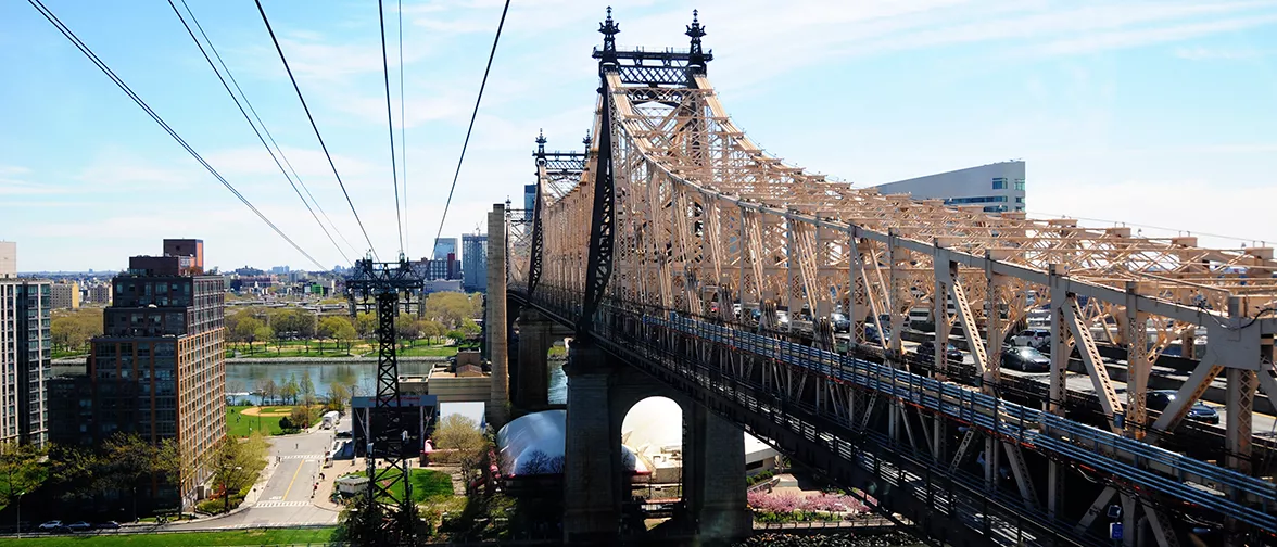 Bild: Fulvia Del Duca (M.Sc. Neuroengineering / TUM)<br />
"Bei einem Besuch in New York beschloss ich, die Roosevelt Island Tramway zu nehmen, mit der man über den Hudson River schwebt und fast die Queensboro Bridge berührt. Als ich in der Luft schwebte, dachte ich daran, dass ich überall auf der Welt hingehen könnte und dass ich all diese Möglichkeiten der englischen Sprache zu verdanken habe."